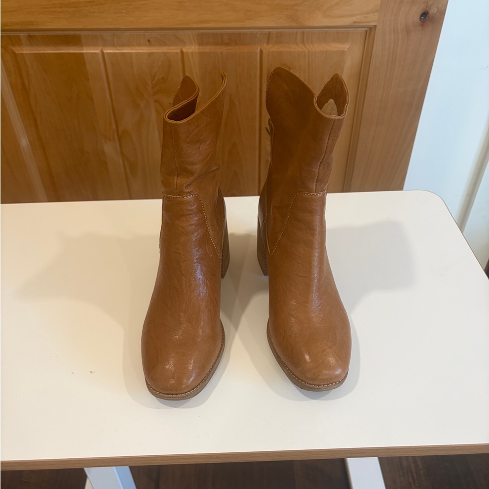 NWOT Camel Colored Leather Like New Island Fox Booties Wide Width SZ 7